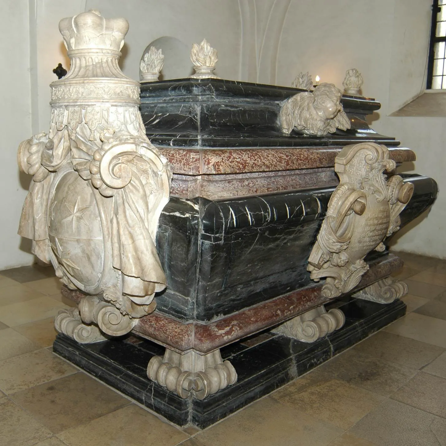 Mehr über den Artikel erfahren Unterstützung der Untersuchungen am geöffneten Sarkophag von Einhard und Imma