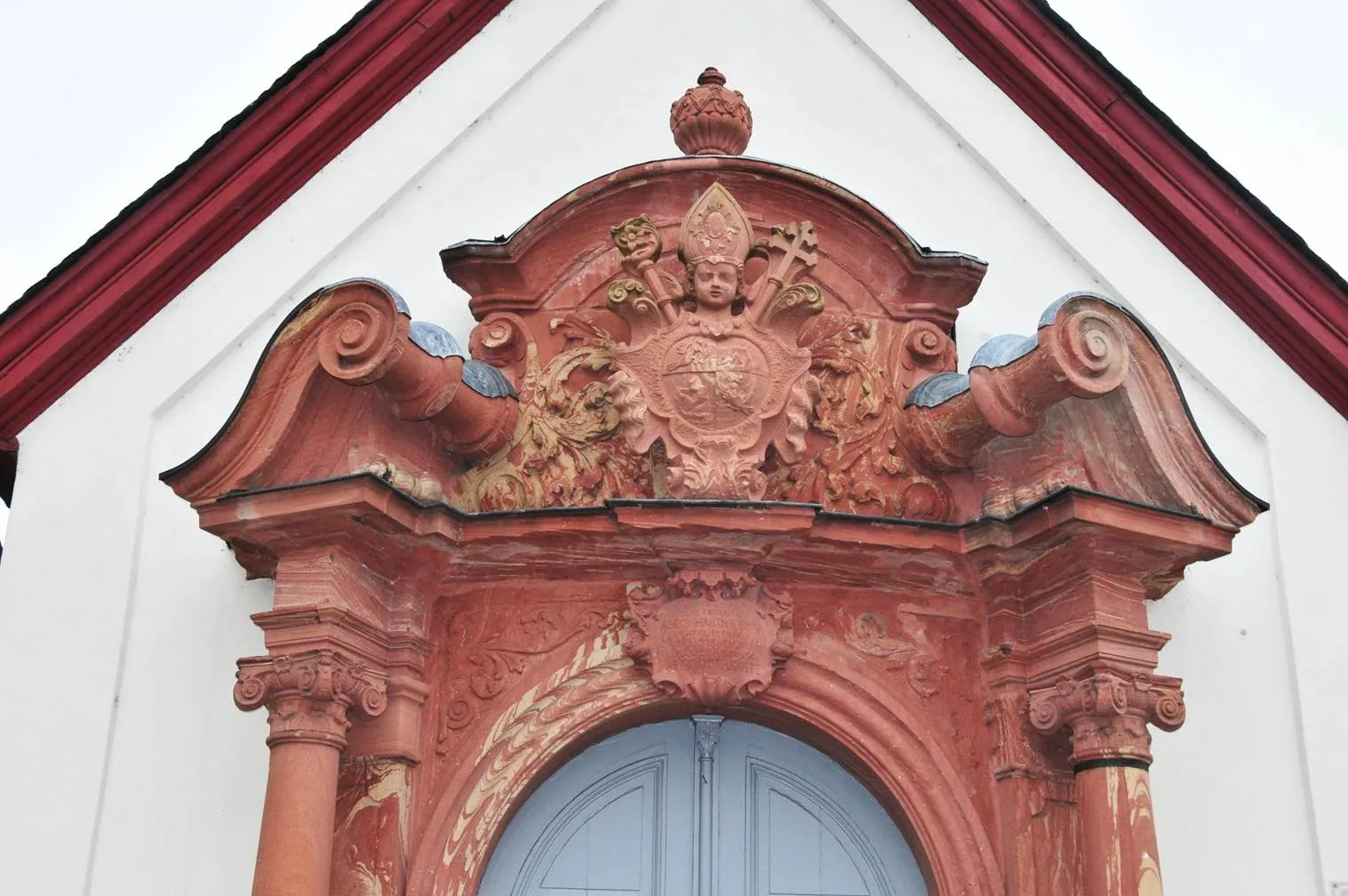 Mehr über den Artikel erfahren Renovierung des Wappens am Portal der Wendelinuskapelle